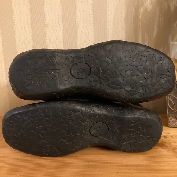 Clarks Artisan Collection Shearling Boots - Picture 8 of 10